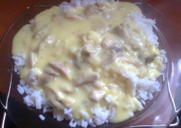 Fotografia przedstawiająca kurczak w potrawce z ryżem