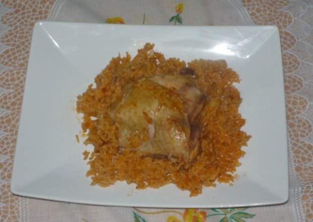Fotografia przedstawiająca Kurczak w ryżu i sosie