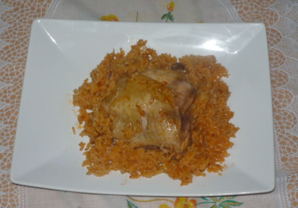 Kurczak w ryżu i sosie foto