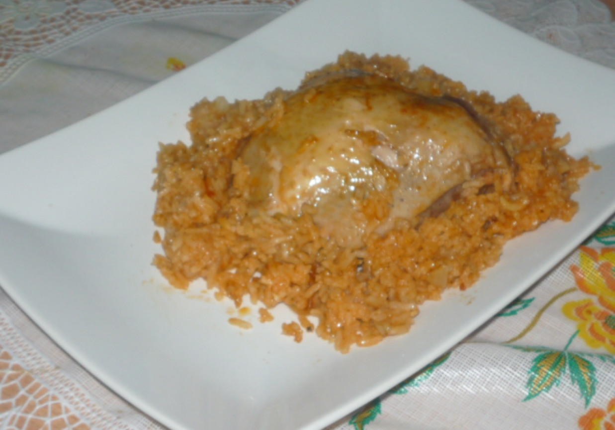 Kurczak w ryżu i sosie foto