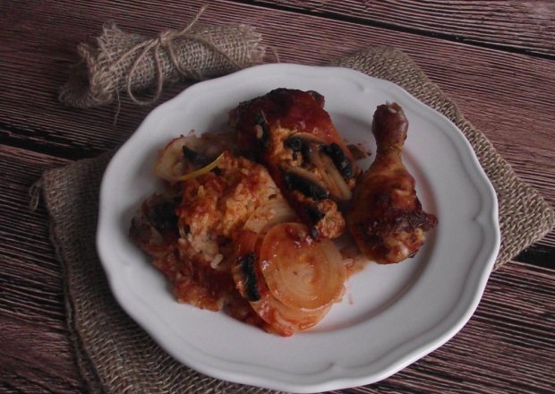 Fotografia przedstawiająca Kurczak w ryżu z pieczarkami i cebulą