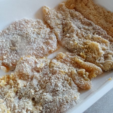 Krok 3 - Kurczak w serowej panierce z pomidorami i mozzarellą foto