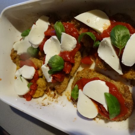 Krok 4 - Kurczak w serowej panierce z pomidorami i mozzarellą foto