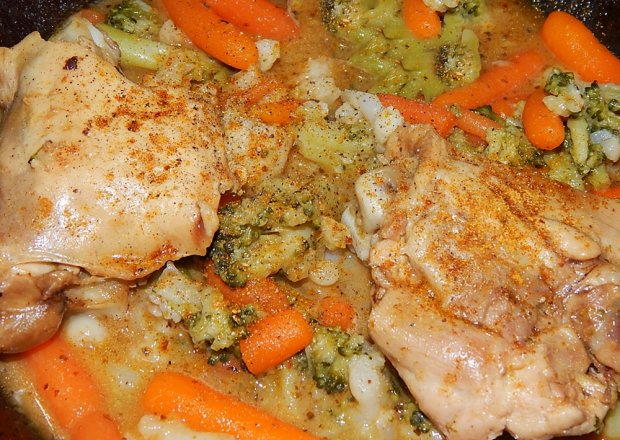 Fotografia przedstawiająca Kurczak w sosie curry z brokułem, kalafiorem i marchewką