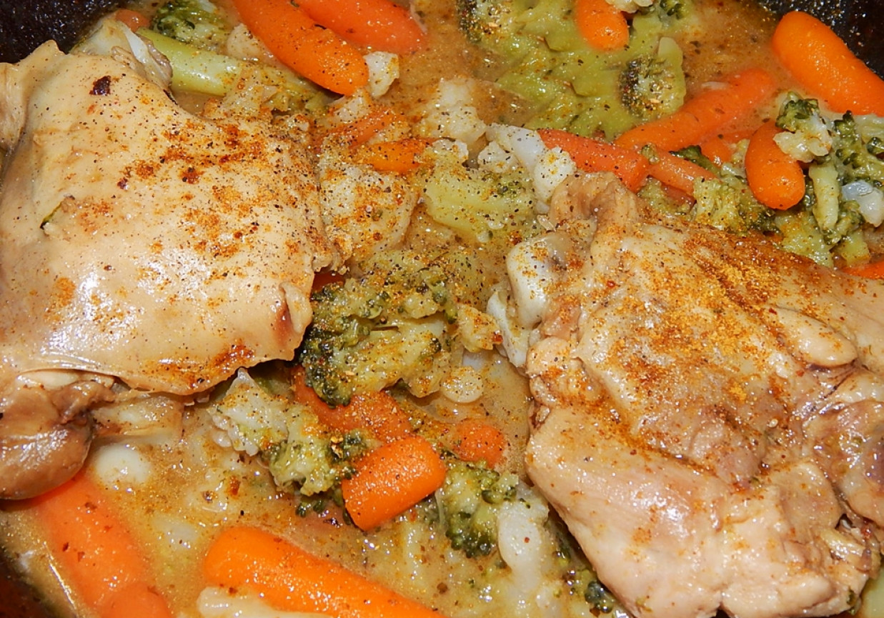 Kurczak w sosie curry z brokułem, kalafiorem i marchewką foto