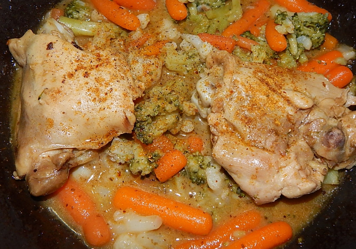 Kurczak w sosie curry z brokułem, kalafiorem i marchewką foto