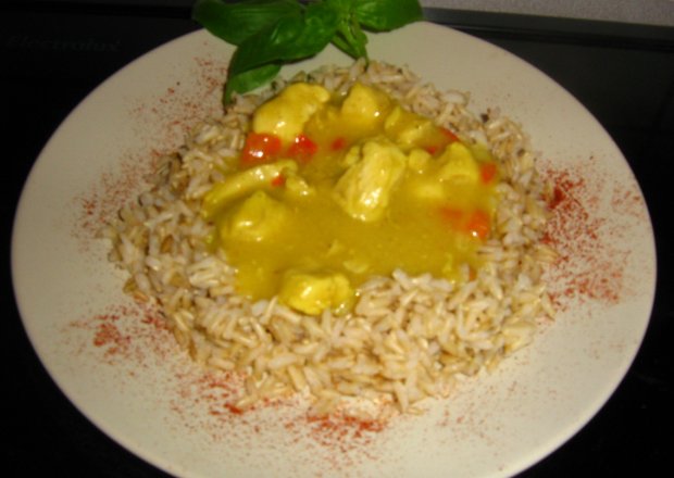 Fotografia przedstawiająca Kurczak w sosie curry z papryką