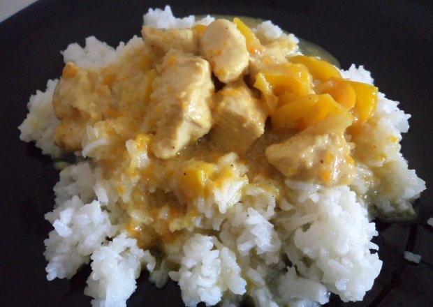 Fotografia przedstawiająca Kurczak w sosie curry z ryżem