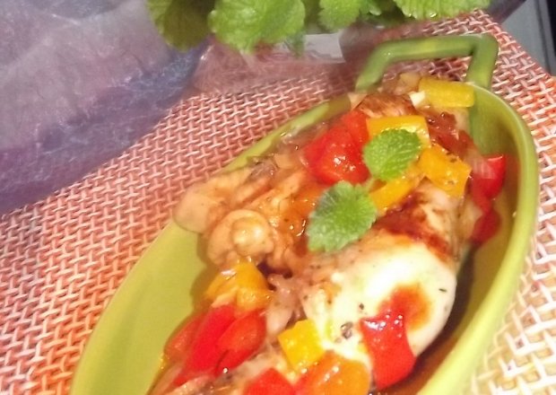 Fotografia przedstawiająca Kurczak w sosie  keczupowo miodowym z warzywami
