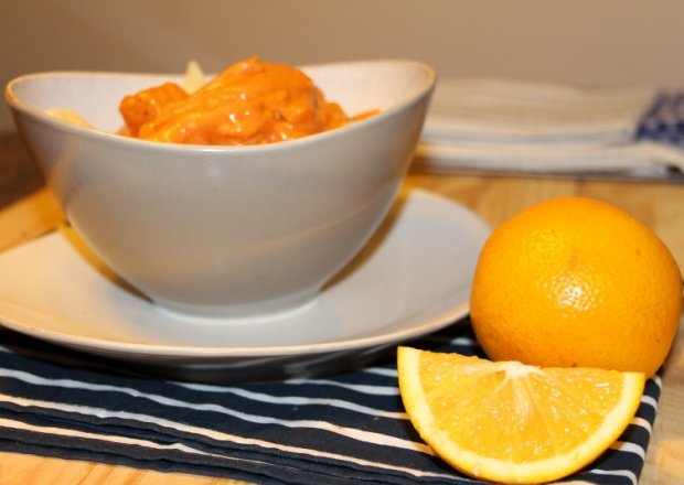 Fotografia przedstawiająca Kurczak w sosie pomarańczowo pomidorowym z makaronem penne