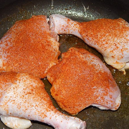 Krok 1 - Kurczak w sosie pomidorowo-paprykowym z groszkiem i marchewką foto