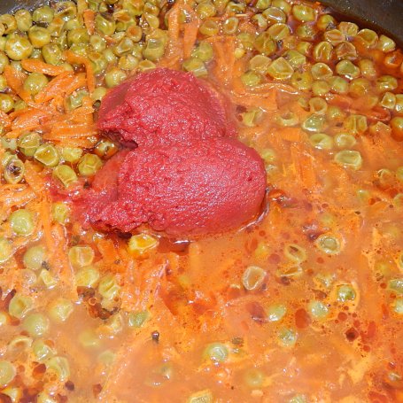 Krok 6 - Kurczak w sosie pomidorowo-paprykowym z groszkiem i marchewką foto