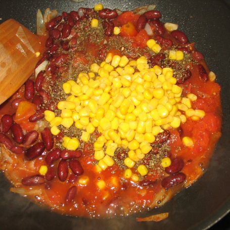 Krok 3 - Kurczak w sosie pomidorowym z fasolą i kukurydzą foto