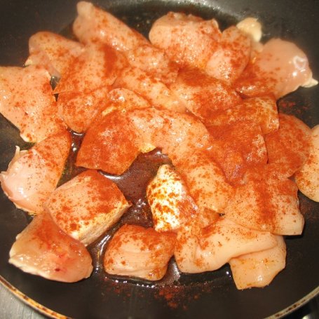 Krok 4 - Kurczak w sosie pomidorowym z fasolą i kukurydzą foto