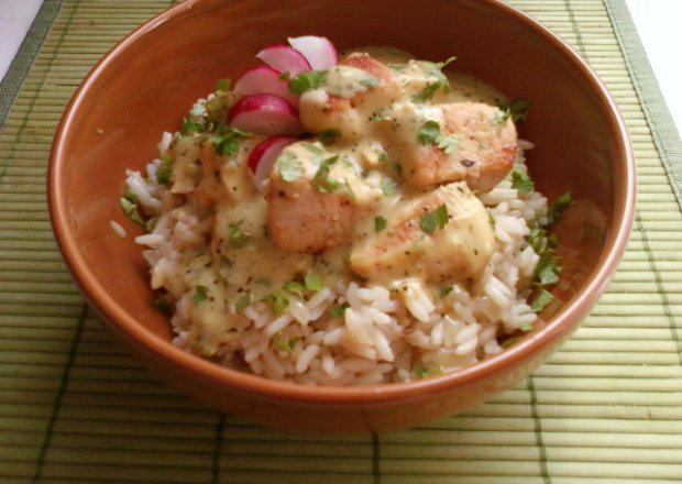Fotografia przedstawiająca Kurczak w sosie prowansalskim z ryżem