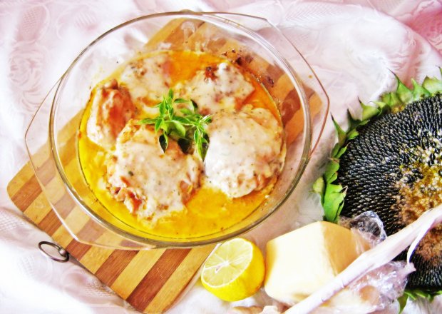 Fotografia przedstawiająca Kurczak w sosie serowym z czosnkiem i bazylią