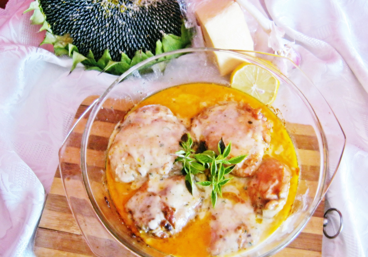 Kurczak w sosie serowym z czosnkiem i bazylią foto