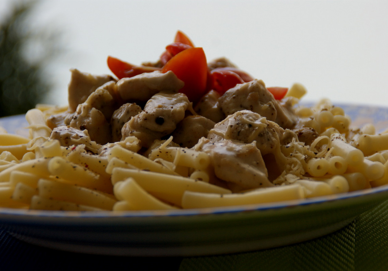Makaron Z Pieczarkami I Kurczakiem W Sosie śmietanowo Serowym