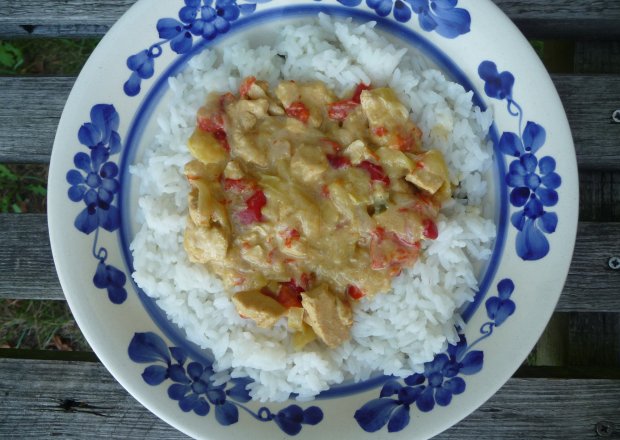 Fotografia przedstawiająca Kurczak w sosie z papryk z pastą curry