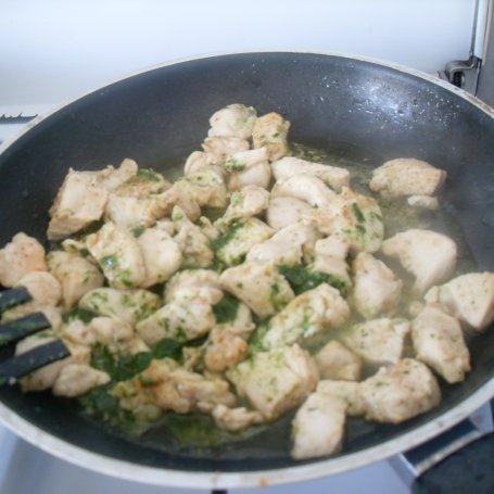 Krok 4 - kurczak w warzywach z makaronem ryżowym foto