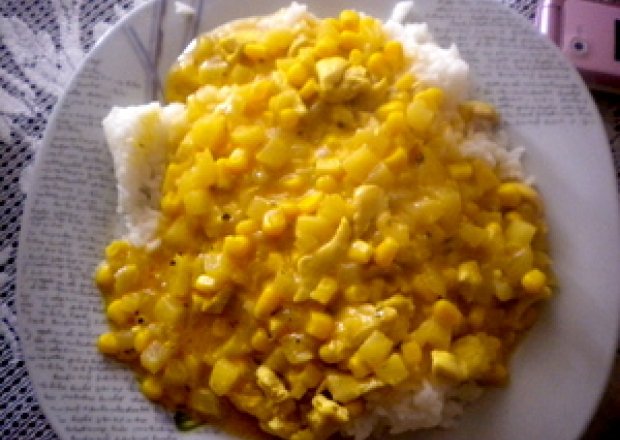 Fotografia przedstawiająca kurczak z ananasem i kukurydzą