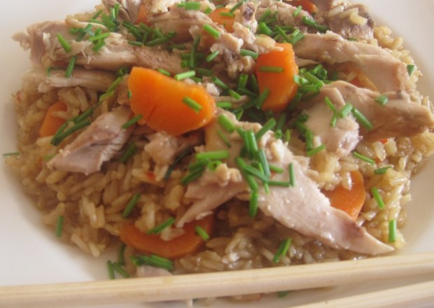 Fotografia przedstawiająca Kurczak z brązowym ryżem na wschodnia nutę