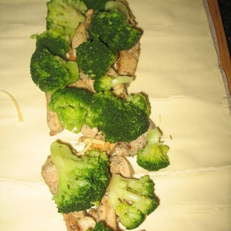 Krok 3 - Kurczak z brokułem w cieście francuskim foto