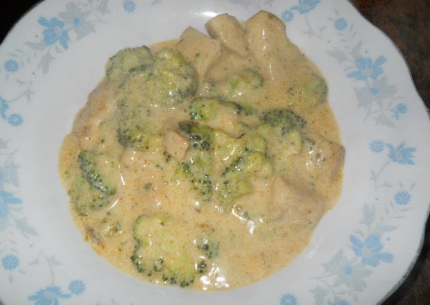 Fotografia przedstawiająca kurczak z brokułem w sosie śmietanowo-serowym