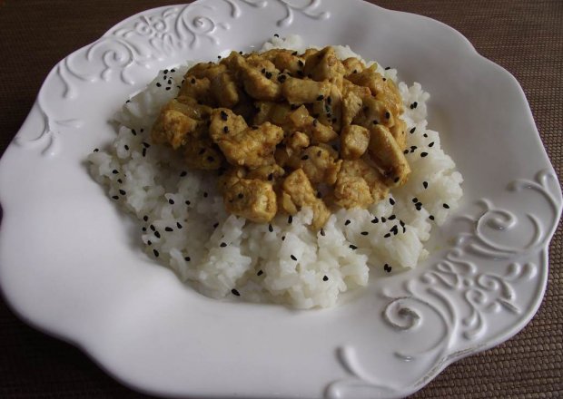 Fotografia przedstawiająca Kurczak z curry i czarnuszką na ryżu