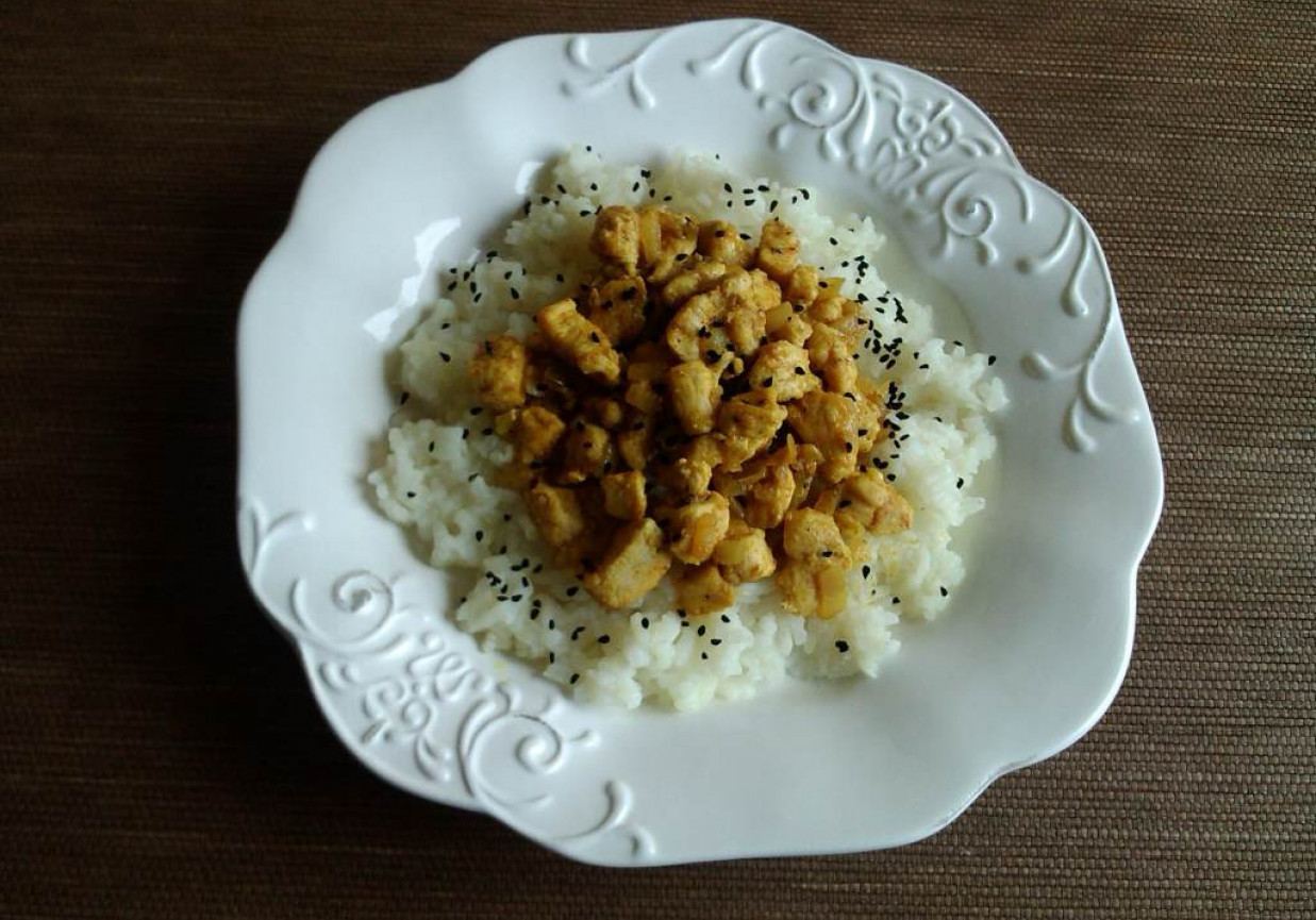 Kurczak z curry i czarnuszką na ryżu foto