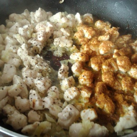 Krok 6 - Kurczak z curry i czarnuszką na ryżu foto