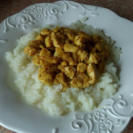 Krok 7 - Kurczak z curry i czarnuszką na ryżu foto
