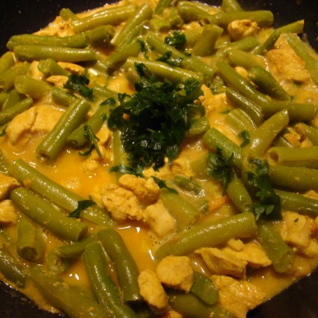 Krok 10 - Kurczak z fasolką szparagową w sosie curry foto