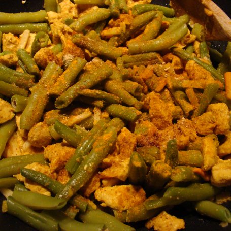 Krok 7 - Kurczak z fasolką szparagową w sosie curry foto