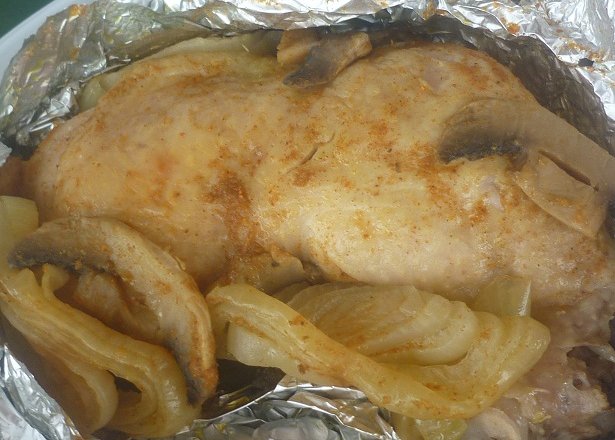 Fotografia przedstawiająca Kurczak z grilla z pieczarkami i cebulką
