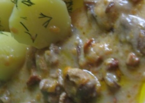 Fotografia przedstawiająca Kurczak z grzybami w sosie śmietankowo-marchewkowym