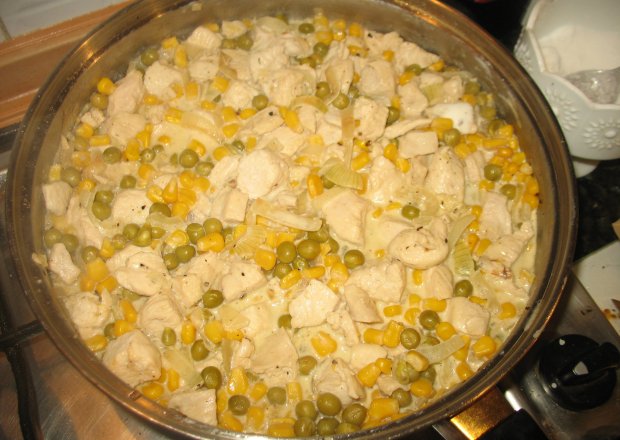 Fotografia przedstawiająca Kurczak z kukurydzą i groszkiem w śmietanie