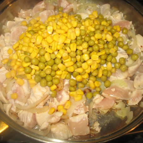 Krok 3 - Kurczak z kukurydzą i groszkiem w śmietanie foto