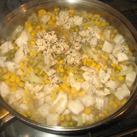Krok 4 - Kurczak z kukurydzą i groszkiem w śmietanie foto