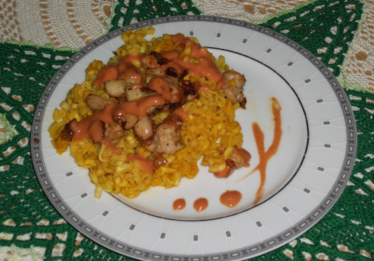 Kurczak z makaronem w sosie pomidorowo-sojowym foto