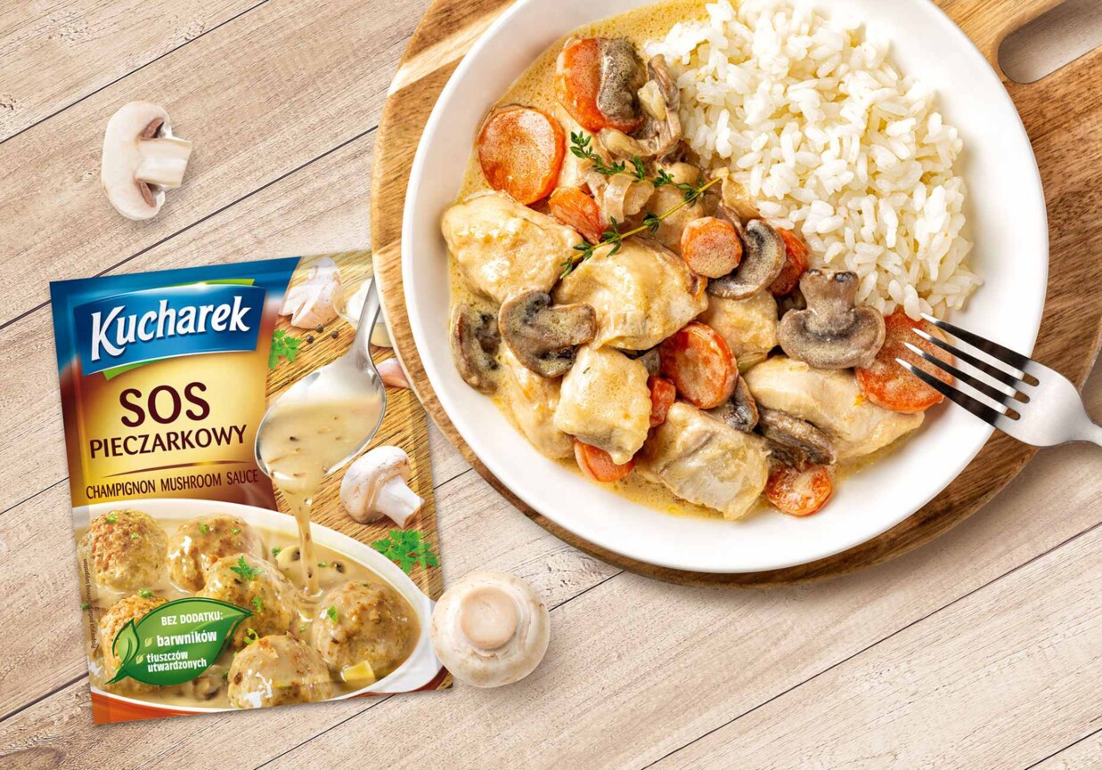 Kurczak z marchewką i cebulą w sosie pieczarkowym foto