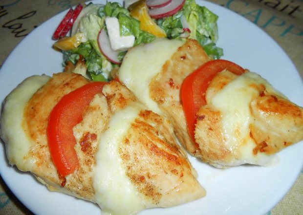 Fotografia przedstawiająca Kurczak z mozzarellą i pomidorem