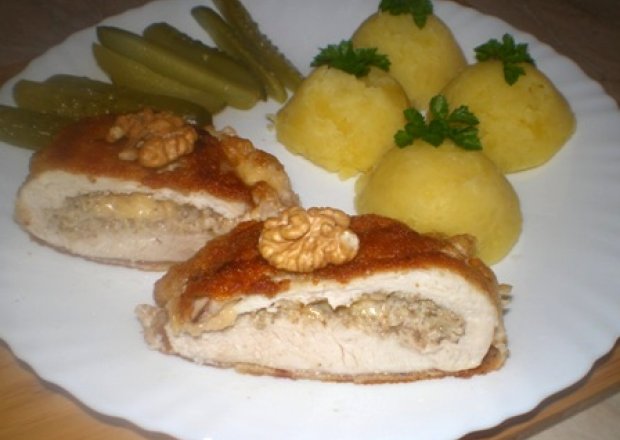 Fotografia przedstawiająca Kurczak z orzechami i serem żółtym