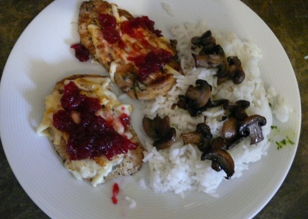 Fotografia przedstawiająca Kurczak z oscypkiem i ryżem z pieczarkami