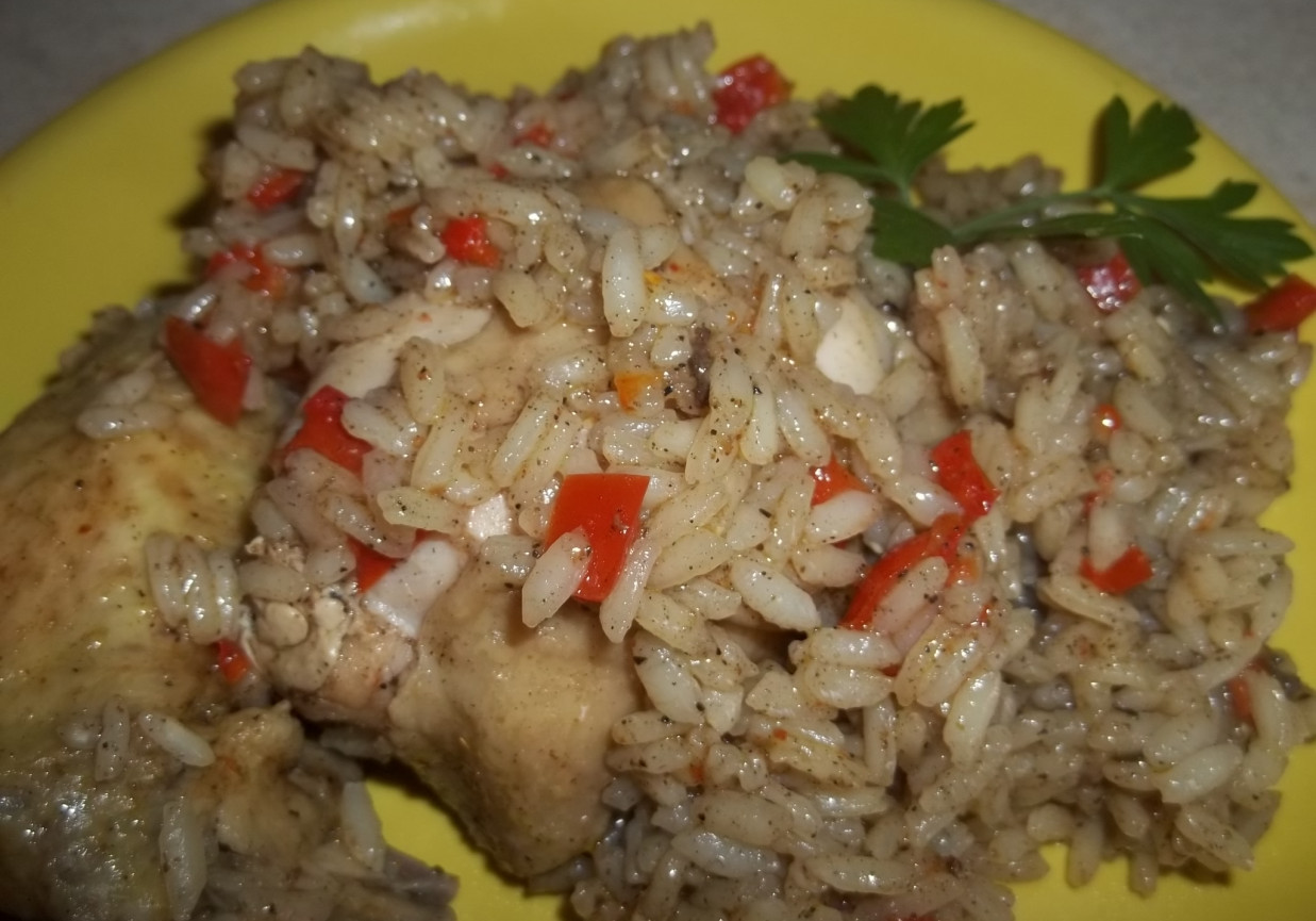 Kurczak z papryką w ryżu  foto