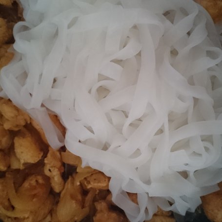 Krok 5 - Kurczak z pastą Tom Yum, bazylią azjatycką i makaronem ryżowym foto