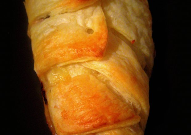 Fotografia przedstawiająca Kurczak z pieczarkami i mozzarellą w cieście francuskim