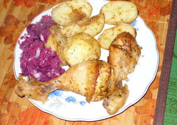 Fotografia przedstawiająca kurczak z pieczonymi ziemniakami