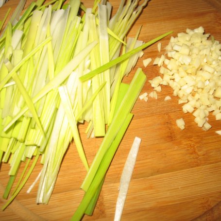Krok 2 - Kurczak z porem i czosnkiem w pomidorach foto