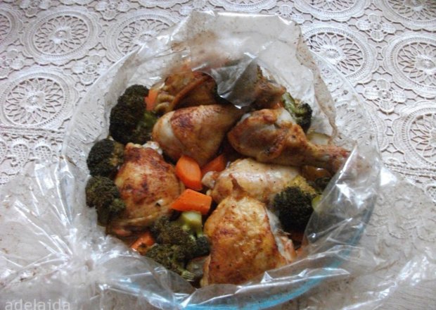 Fotografia przedstawiająca Kurczak z rękawa z warzywami